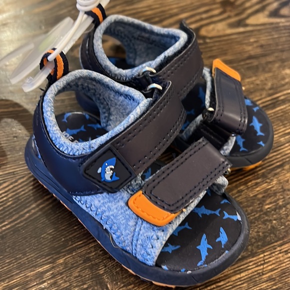 Joe Fresh size 4 (9-12 month) sandals - Picture 2 of 5